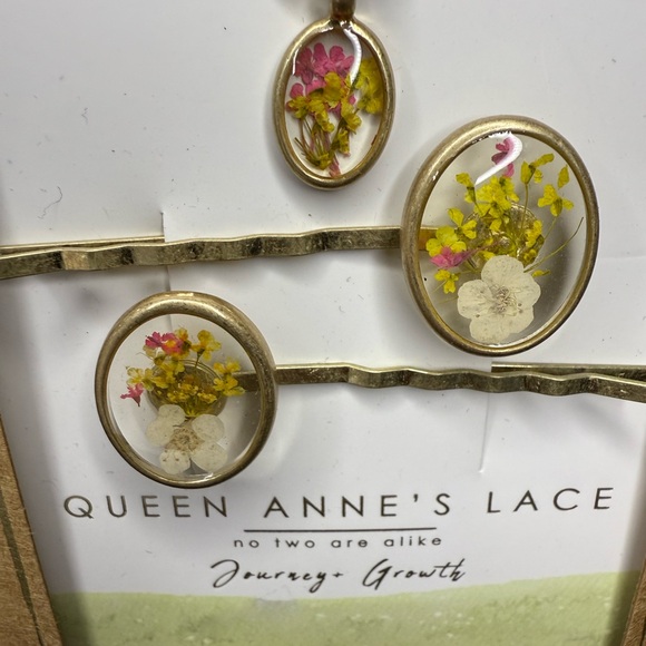 Queen Anne’s Lace Gold Necklace and Hair Pin Set with Floral Insert - Picture 2 of 4